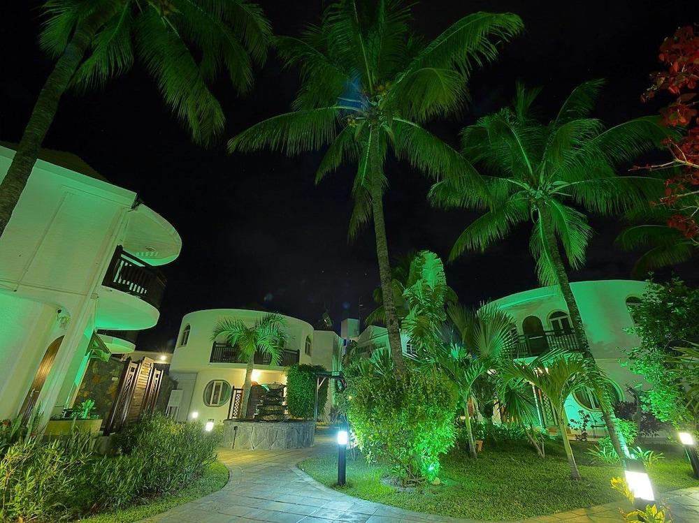 Gold Beach Resort Flic en Flac Exterior photo